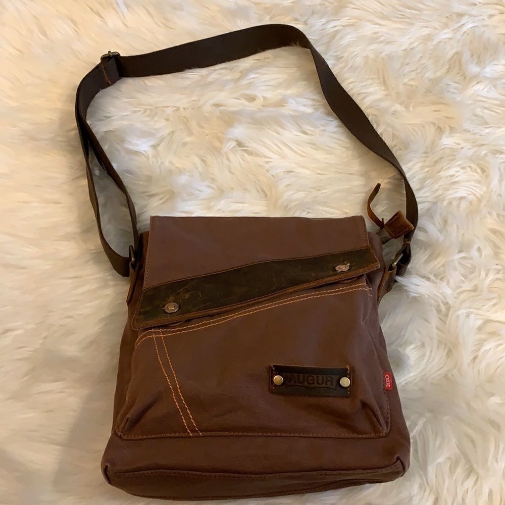 UNISEX NWOT Augur Brown Messenger Bag